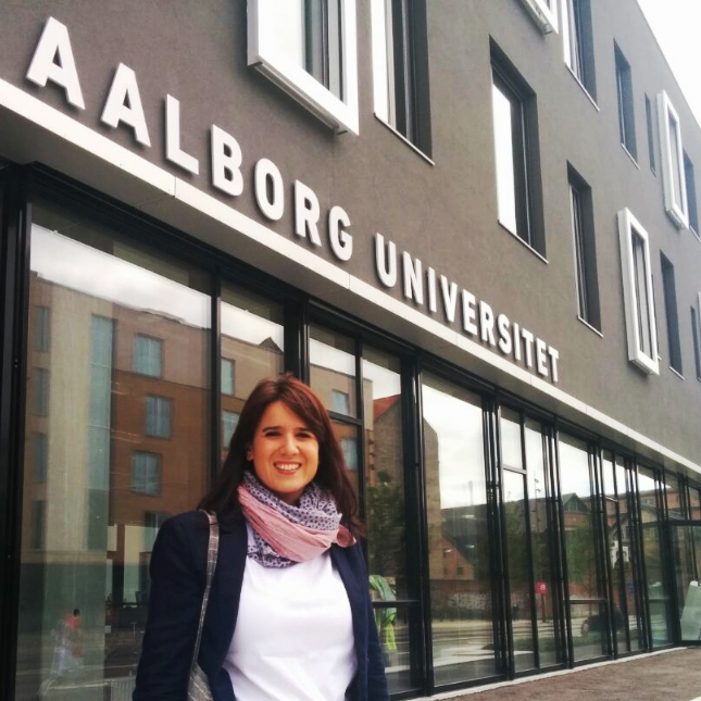 Cristina en la entrada de la Aalborg University