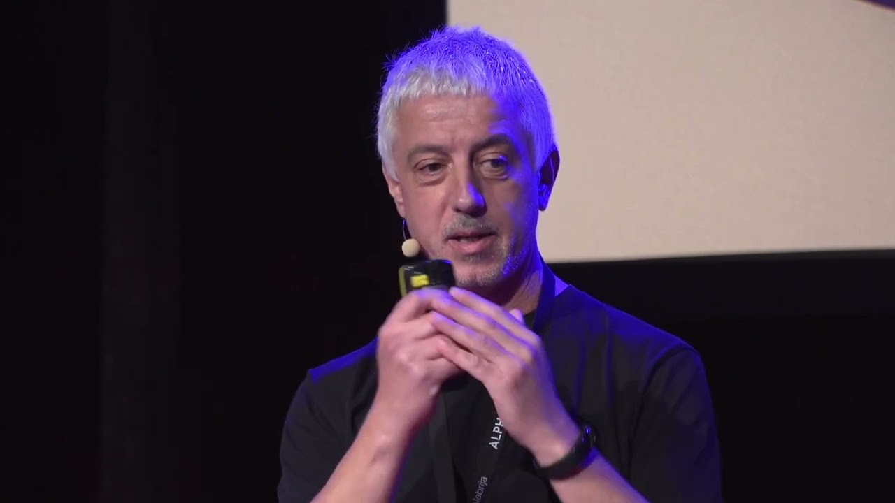 La prótesis sociocultural | Xurxo Mariño | TEDxUNebrija