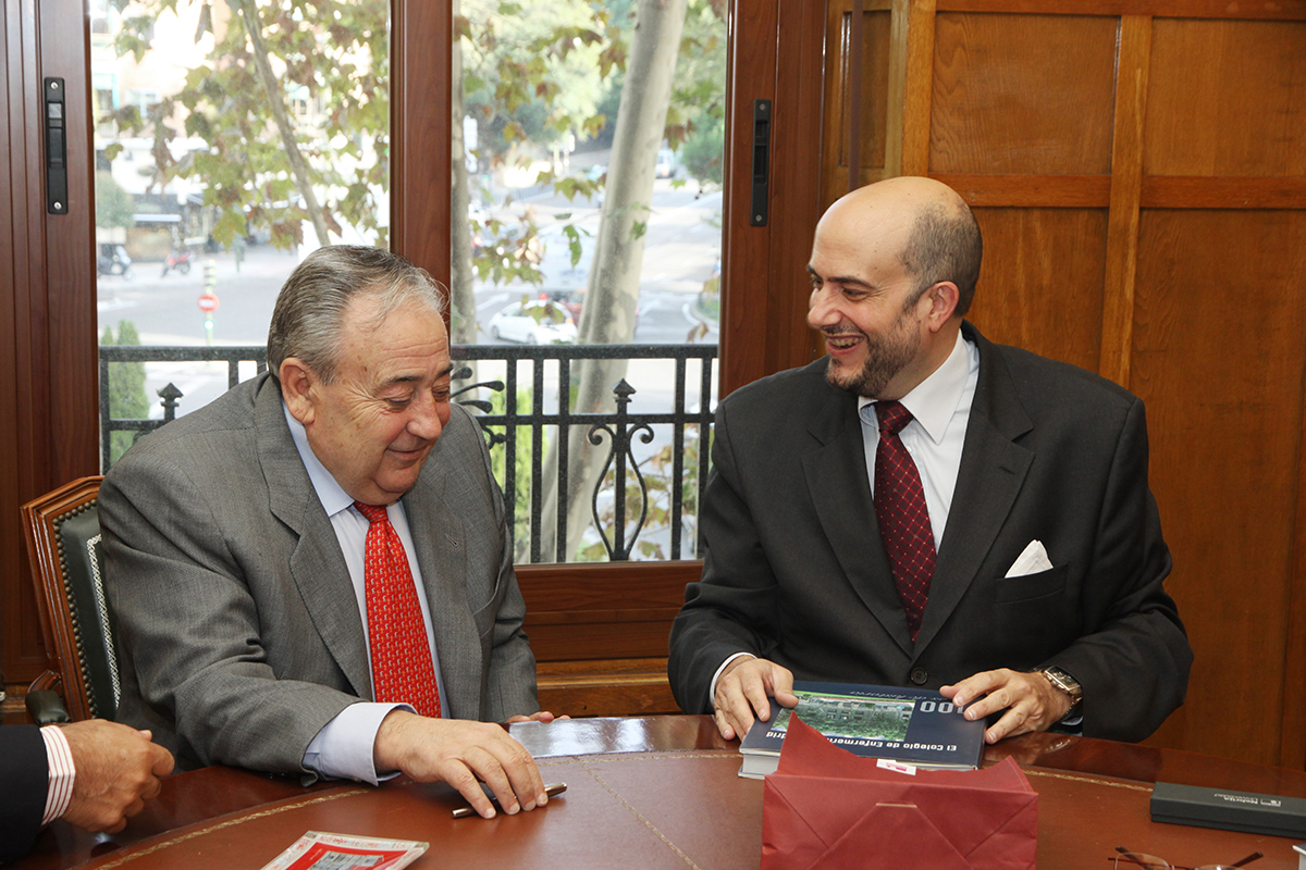 Juan Cayón, rector de la Universidad Nebrija (a la derecha), y Pedro Bejarano, presidente del Colegio de Enfermería de Madrid