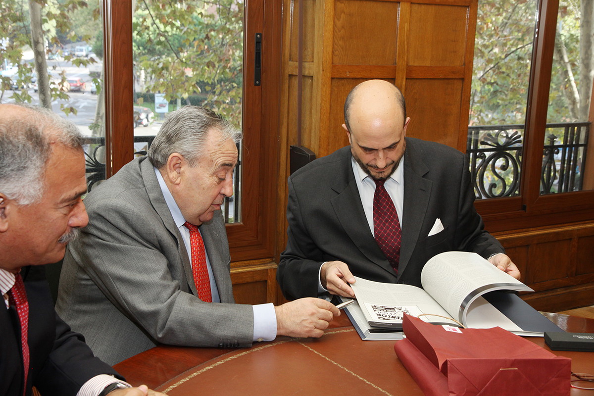 Juan Cayón, rector de la Universidad Nebrija (a la derecha), y Pedro Bejarano, presidente del Colegio de Enfermería de Madrid