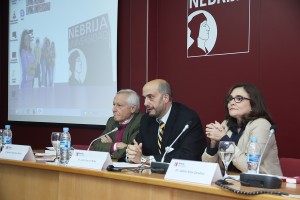 Juan Cayón, rector de la Universidad Nebrija, junto a Ignacio Rupérez Rubio ex embajador de España en Irak,y la profesora Adela Alija
