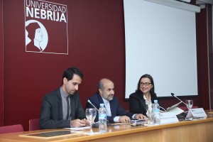 Mohammad Hassan Fadaifard Embajador de Irán en España (en el centro), junto a su traductor y la profesora Pilar Bernal 