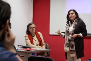 La profesora Adela Alija presenta a la periodista Georgina Higueras y Rumbao