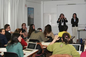 La profesora Adela Alija, a la izquierda, junto a Raquel Freire