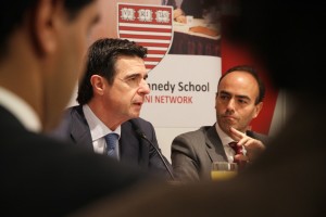 José Manuel Soria, ministro de Industria, Energía y Turismo, y Antonio Núñez, presidente de la asociación de antiguos alumnos de la Harvard Kennedy School en España