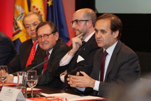 Gonzalo Solana, director de la Cátedra Nebrija-Santander en Dirección Internacional de Empresas, primero por la derecha
