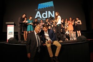 Daniel Allúe, alumno de Comunicación Audiovisual y Publicidad, junto a su abuelo y protagonista del cortometraje ganador.