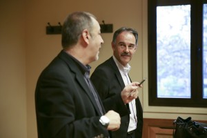 De derecha a izquierda: José Manuel Blanco, corresponsal de política para EFE y Julián Cabrera, director de informativos de Onda Cero, en la Universidad Nebrija