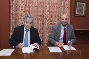 Juan Cayón, rector de la Universidad Nebrija (a la derecha), y Manuel Hernández, presidente de la Asociación Profesional Europea de Peritos Judiciales de Investigación y Criminalistas Forenses