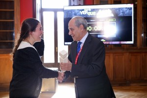Enrique Fernández, Vicerrector de Ordenación Académica y Profesorado, entrega el premio a la mejor oradora del torneo, Marta Scharfenberg