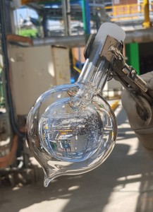 En esta imagen se puede ver el curioso color azul del oxígeno destilado