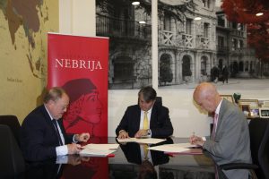 Carlos Calleja, director del Centro Universitario de Ciencias de la Salud San Rafael Nebrija, Juan Antonio Escarabajal, director de Desarrollo Universitario de la Universidad Nebrija, y Jose A. Martín, decano del Colegio Profesional de Fisioterapeutas de la Comunidad de Madrid.