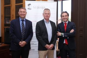 De izquierda a derecha: Adam Austerfield, director de Desarrollo Internacional de London School of Economics, Brian Davey, associate director, Custom Study Programmes LSE Custom Programmes, y Fernando Tomé, decano de la Facultad de Ciencias Sociales