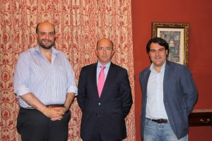 Juan Cayón Peña, rector de la Universidad Nebrija, Manuel Lamela Fernández, presidente de la Fundación Lafer, y Javier Castro Verde, director Jurídico & Financiero de Global Market Business Advisers, firmaron el convenio el miércoles 13 de julio en el Campus de La Berzosa.