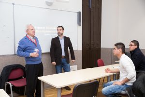 El profesor Víctor Conde presenta al emprendedor Manuel Delgado Tenorio, antiguo alumno de la Universidad. 