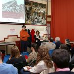 El profesor Fernando Moral y Elena Martín, responsable del departamento de Conservación del Museo Jorge Oteiza.