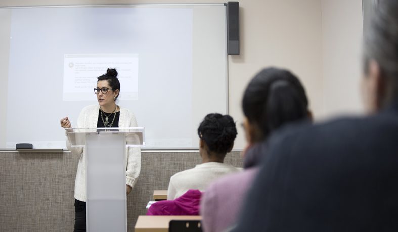 Irene G Punto, poeta, periodista y profesora de Escritura Creativa, impartió una masterclass con motivo del XIII Certamen Literario de Relato Breve Alonso Zamora Vicente.