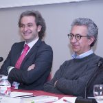 Fernando Tome, decano de la Facultad de Ciencias Sociales, y Antonio Calvo Roy, director de Comunicación y Relaciones Institucionales