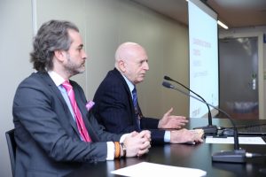 El presidente de la Mesa del Turismo, Abel Matutes, y el decano de la Facultad de Ciencias Sociales, Fernando Tomé.