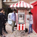 Los alumnos recogen sus palomitas para ver ‘Romeo + Julieta’, de Baz Luhrmann