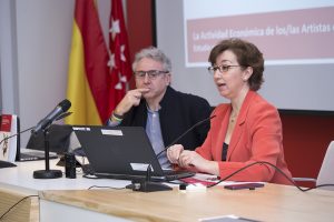 Marta Pérez Ibáñez, profesora de la Universidad Nebrija, e Isidro López Aparicio, profesor de la Universidad de Granada, durante la presentación del libro.