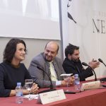 Marta Perlado, decana de la Facultad de Ciencias de la Comunicación, junto al rector Juan Cayón, y el premiado Ángel Sastre