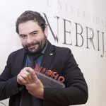 Ángel Sastre, corresponsal especializado en conflictos para Cuatro, La Razón y Onda Cero, recogió el Premio Trayectoria Profesional Antiguo Alumno