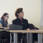 La profesora Marta Pérez Ibáñez, durante el encuentro con Alfonso de la Torre.