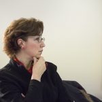 La profesora Marta Pérez Ibáñez, durante el encuentro con Alfonso de la Torre.