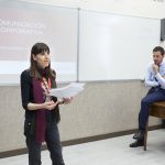 La profesora Mercedes Herrero presenta a Ignacio Mata a los alumnos del máster.