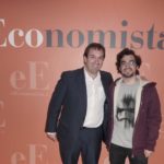 Rubén Esteller (Periodismo, 99), a la izquierda de la imagen, y Alfonso de Castañeda (Periodismo y Comunicación Audiovisual, 2018)