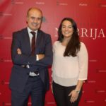 Luis Díaz Marcos (doctor en Ciencias Empresariales, 2015), a la izquierda de la imagen, y María Calvo (Relaciones internacionales y Administración y Dirección de Empresas, 2018)