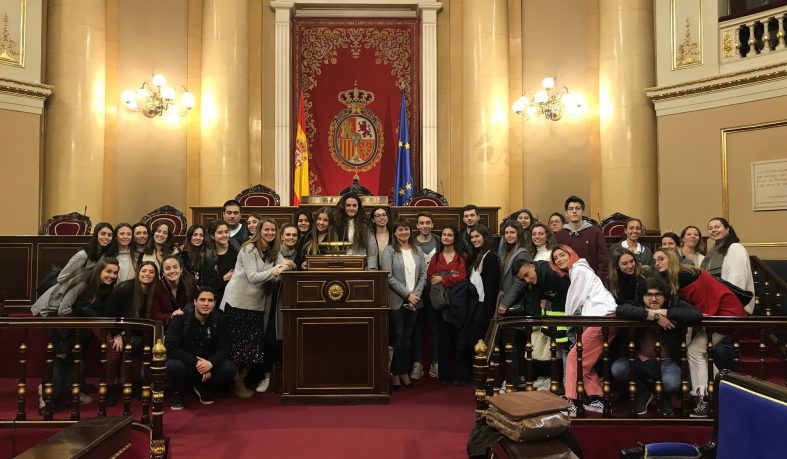 Los alumnos de Comunicación Corporativa, Protocolo y Organización de Eventos en su visita al Senado