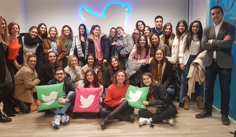 Simulacro de rueda de prensa en Twitter