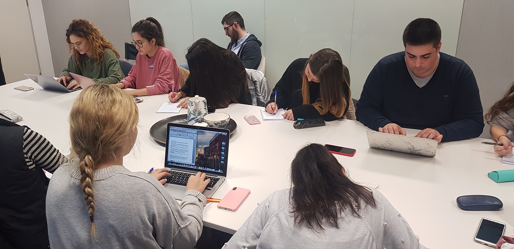 Simulacro de rueda de prensa en Twitter