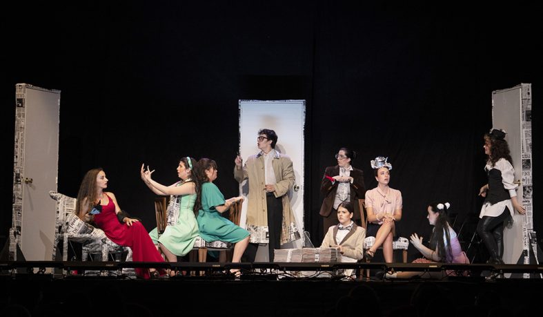 Nebrija Escena "Cuidado con las macetas"