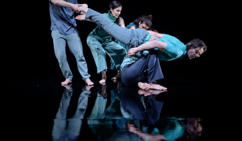 Los alumnos de Artes Escénicas asisten a la representación de danza “Precipitados”