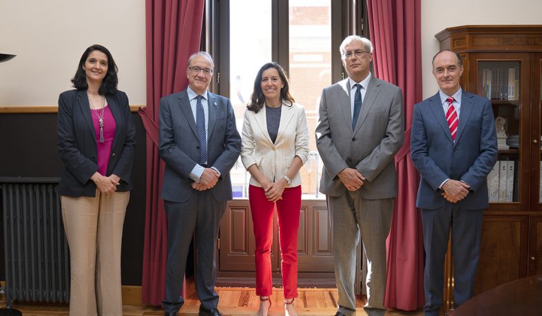 La presidenta de la Asamblea de Madrid visita la Universidad Nebrija