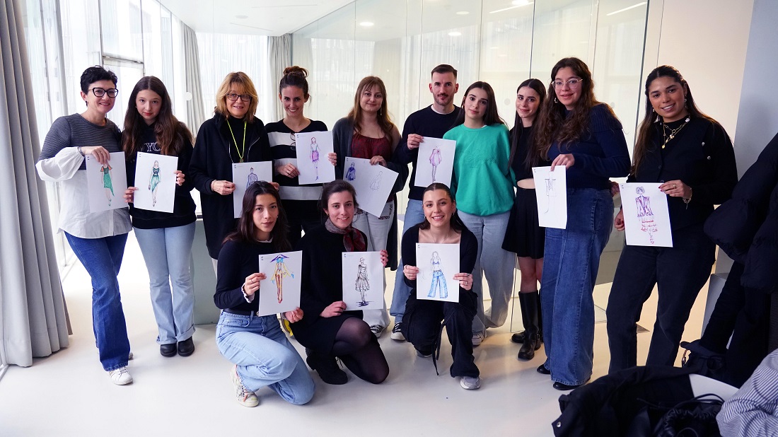 Participantes en el taller de figurines