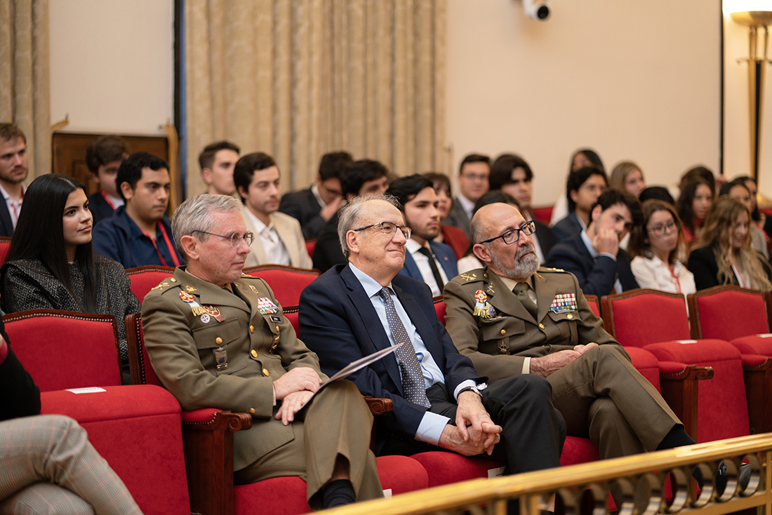 El rector, José Muñiz; el teniente general Ballenilla y el general Dacoba