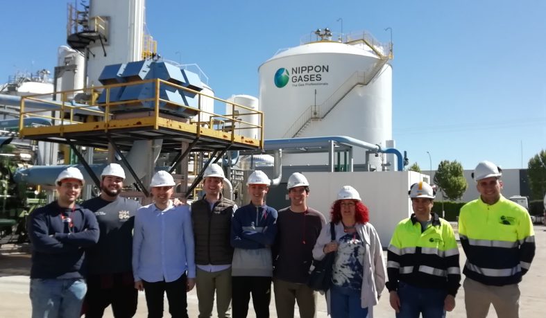 Estudiantes-de-la-Escuela-Politecnica-Superior-de-Nebrija-visitan-la-planta-de-Nippon-Gases-en-Madrid-scaled