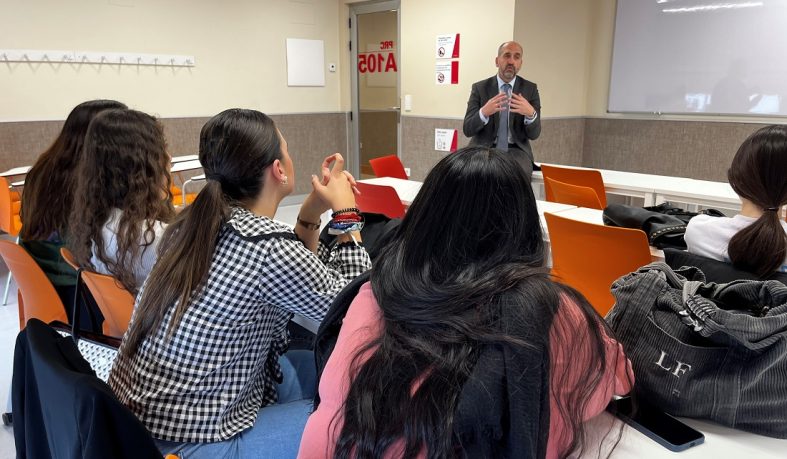 Jesús Izcue explica la estrategia de ArcelorMittal España en una clase con los alumnos