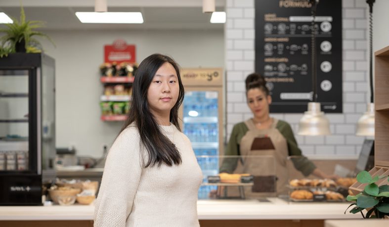 La alumna Alis Qiu diseña los uniformes para las cafeterías de los campus