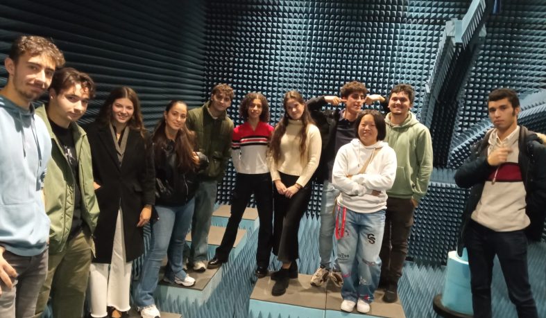 Estudiantes de Física e Ingeniería visitan el INTA y el Instituto de Micro y Nanotecnología