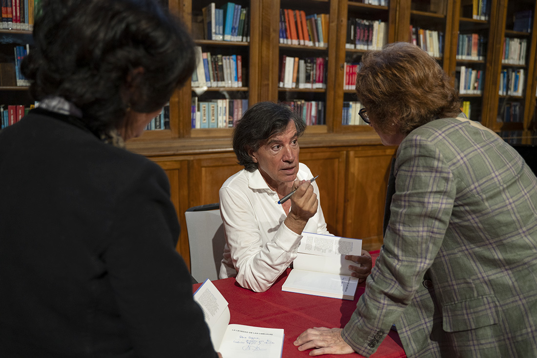 Firma libro La levedad de las libélulas