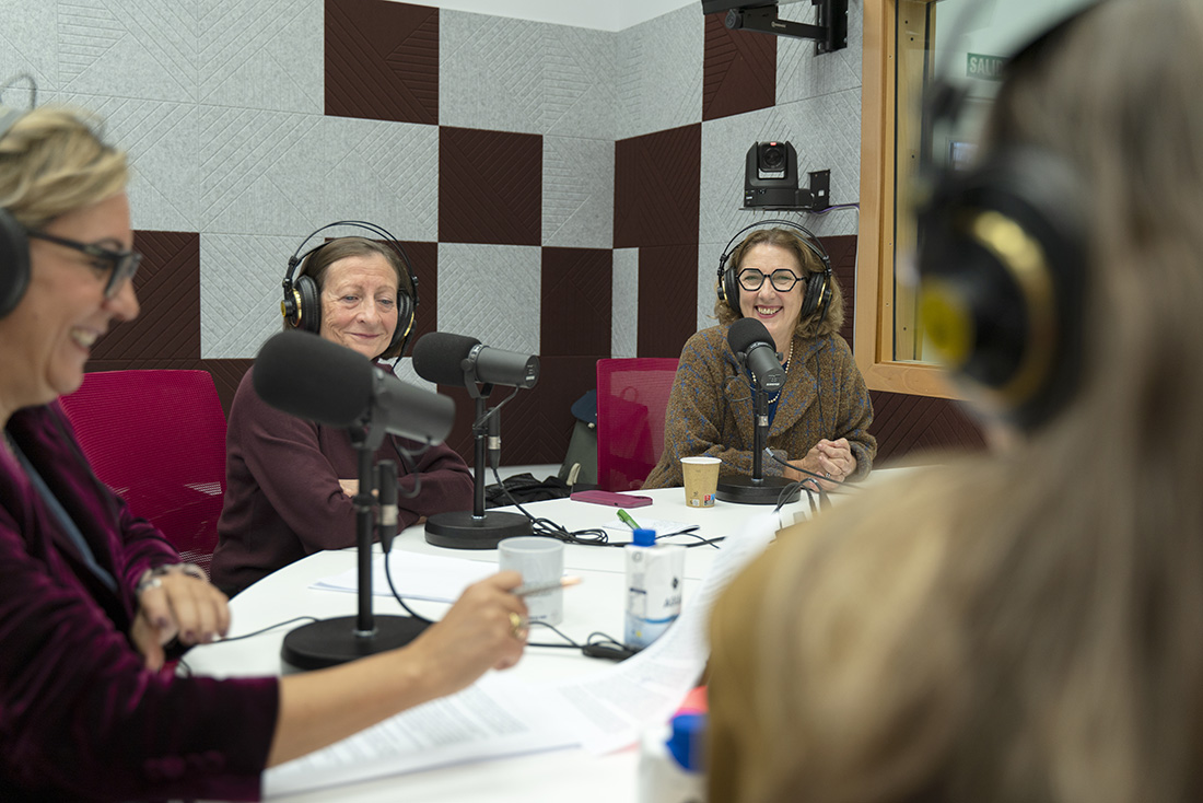 Mujer radio maratón Nebrija