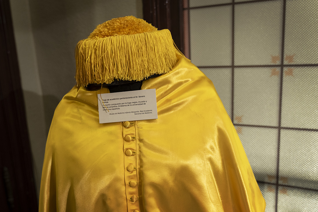 traje académico Severo Ochoa