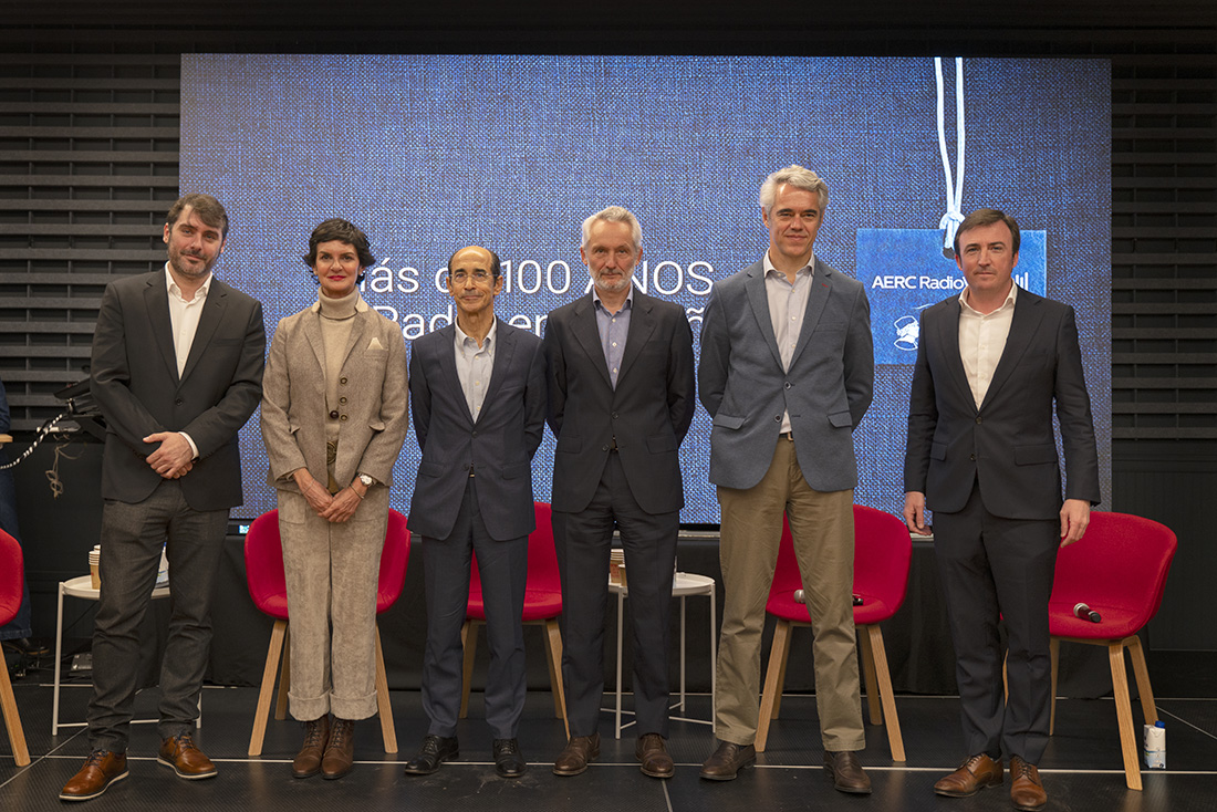 Mesa redonda radio más de 100 años