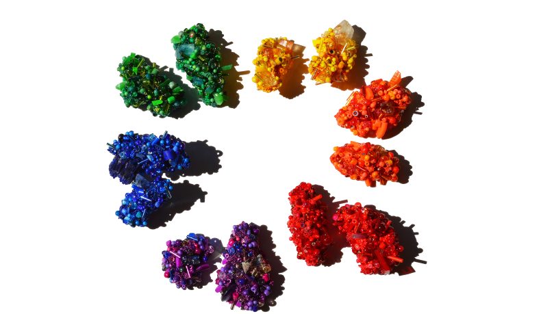 La profesora Cova Ríos participa en la muestra de joyas experimentales Alegría