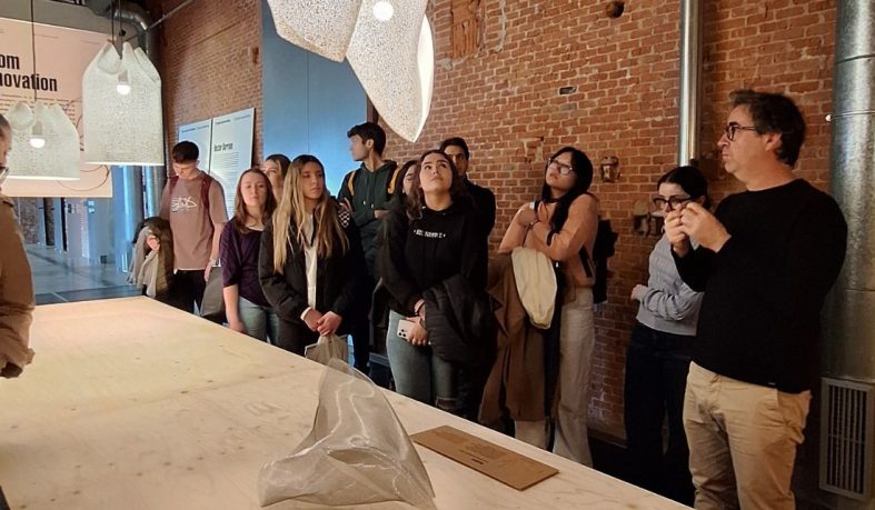 Visita a la exposición de Héctor Serrano, figura imprescindible del diseño español contemporáneo